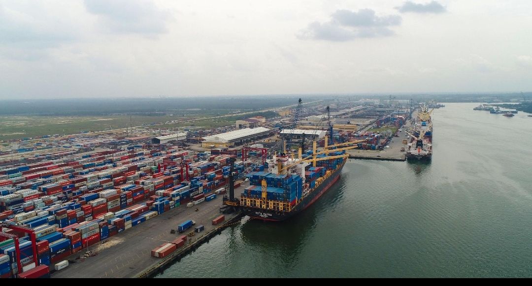 PrimeAxis_News's tweet photo. Nigeria has more than one maritime gateway.

So why does much of its port economy still revolve around Lagos?

With Onne, Rivers, Delta and Calabar now approved for modernisation, the bigger question is:
Can Nigeria rethink the economics of its entire port system?

#PrimeAxis https://t.co/lcGeZQ5Pef