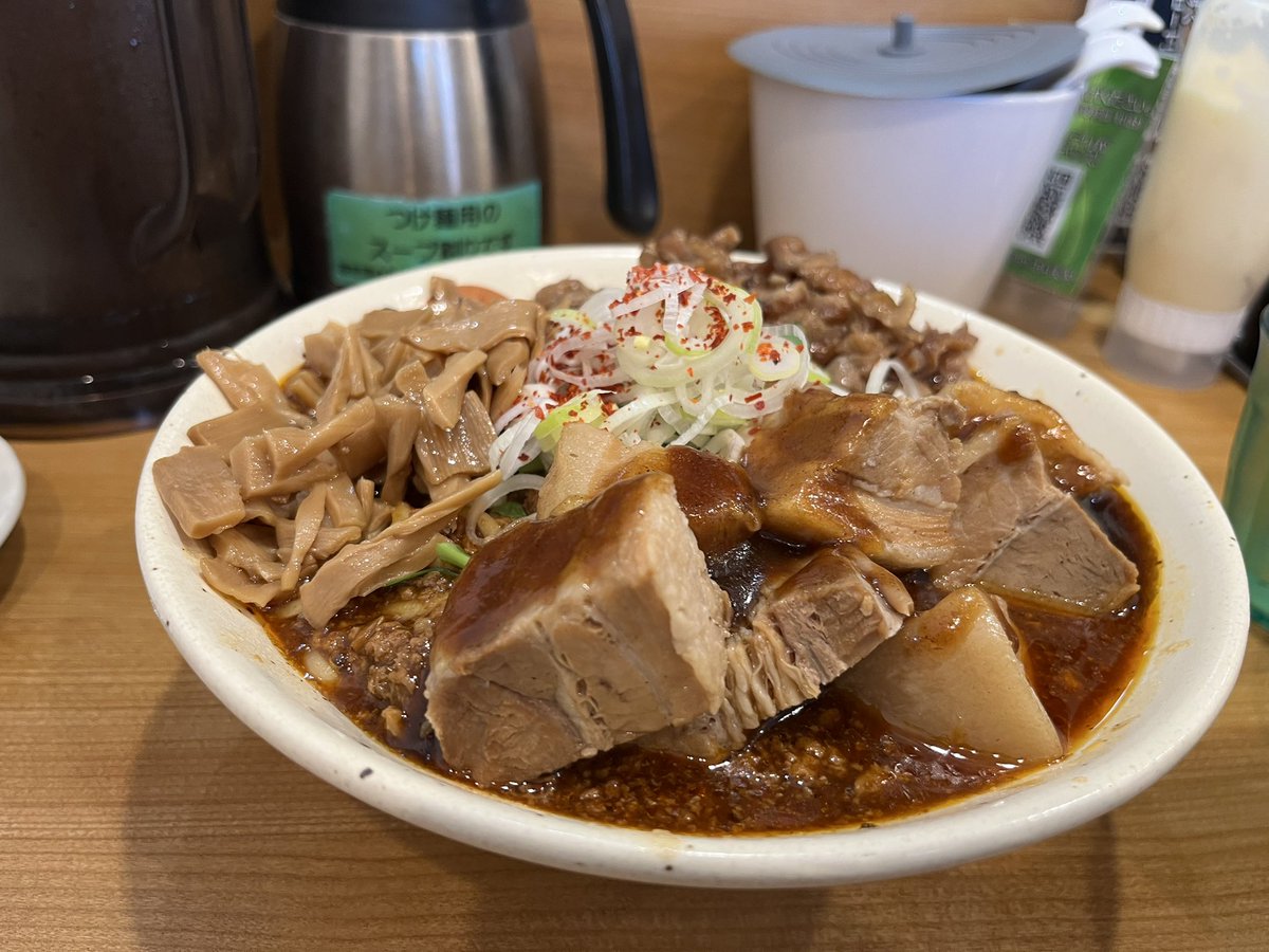 utsumi_g26's tweet photo. @menya_togashi 昨日はありがとうございました

小倉さんの限定麺もとても良きでした❗️角切り肉だけでもかなりの価値があります笑

白飯ドボンまでセットですね❗️また出会いたい限定麺です🤣 https://t.co/HU4JMjwkpO