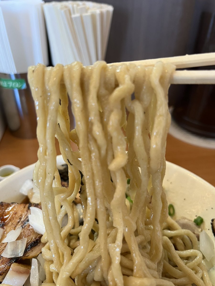 utsumi_g26's tweet photo. @tatsuya_togashi 今月なかなか時間なかったんですが2杯食べました❗️

鶏か煮干どちらか尖っていればとがしらしいのですが、僕はバランスがいい和田さんのこの限定麺推したいです🤣

らしくないところが良いと思います❗️燻製の完成度も最高でした❗️

最後に利府のメンバーの接客いつも素晴らしいです👍 https://t.co/vuOi6yKDPK