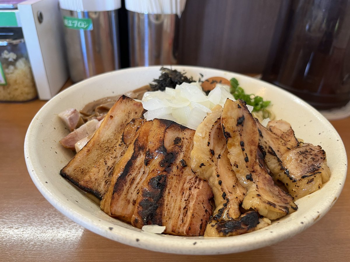 utsumi_g26's tweet photo. @tatsuya_togashi 今月なかなか時間なかったんですが2杯食べました❗️

鶏か煮干どちらか尖っていればとがしらしいのですが、僕はバランスがいい和田さんのこの限定麺推したいです🤣

らしくないところが良いと思います❗️燻製の完成度も最高でした❗️

最後に利府のメンバーの接客いつも素晴らしいです👍 https://t.co/vuOi6yKDPK