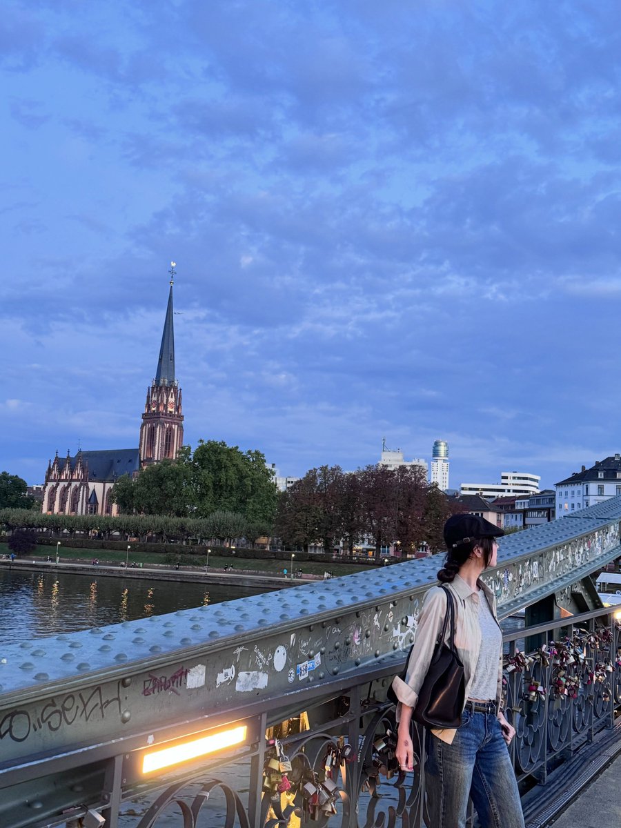 jisucheoi's tweet photo. Postcards from Frankfurt 💌 https://t.co/Y2Ye0PwoYs