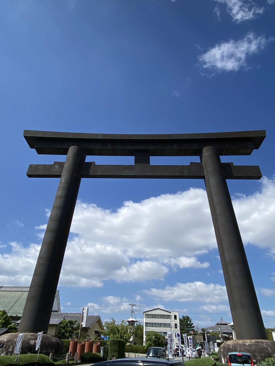 tu7135's tweet photo. 奈良【大神神社】
本殿は設けず三輪山を御神体とする
日本最古の神社
登拝もしたかったけど時間的にも
それなりの服装でもなかったため
断念
今度は登拝しに伺いたいな https://t.co/0KxgEc0C95