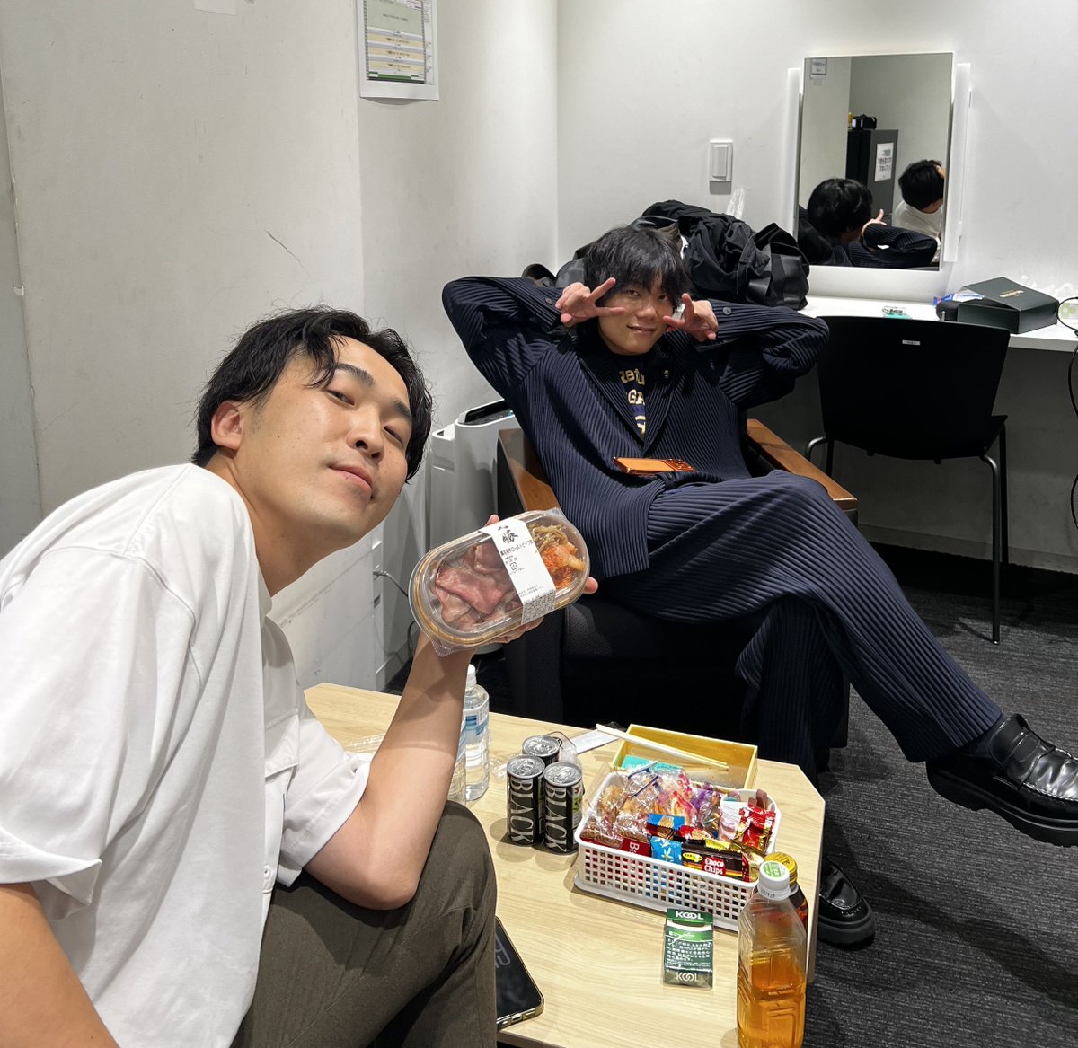 y_shinjin_live's tweet photo. 【帰ってきた9番街フェス】
公演合間のおふたり📷
まだまだ楽しんでいきましょう🔥

配信チケットはこちら🔽
▼販売ページ
https://t.co/2ZODB9uP7D

・販売期間：8/22（土）10:00～10/5（月）12:00
・見逃し視聴期間：配信終了後～ 10/5（月）23:59

#9番街レトロ
#帰ってきた9番街フェス https://t.co/gmscB3DK0x