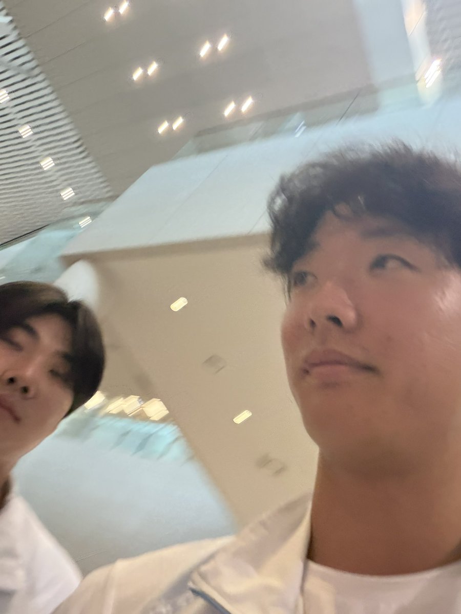 mylanders2's tweet photo. 사진찍고갤러리드갓더니이렇게찍어줫으면어칼거 https://t.co/xSmVvG5gIN