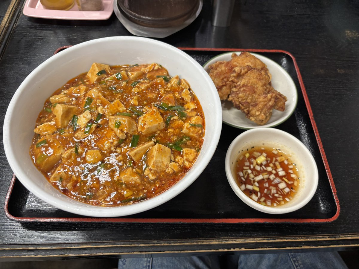 ayashio_1135's tweet photo. 特に郊外の場合、看板の小ささは料理の美味しさに比例するというのが持論
いかにも地元客のおっちゃんかいたら確定

知らんけど https://t.co/MAf1s6qyXB