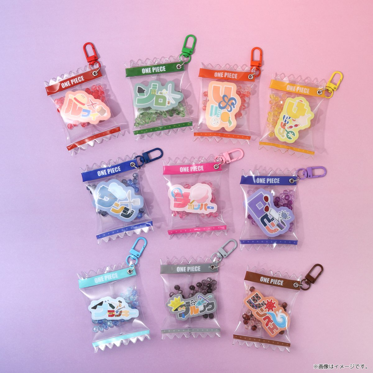 mugistore_info's tweet photo. ✨新商品✨
いよいよ明日発売❗️
「名前×モチーフ」で麦わらの一味10人の名前がポップ&キュートなアイテムに！

■MOJIDECO シャカシャカキーホルダー
価格：各880円(税込)
ラインナップ：ルフィ、ゾロ、ナミ、ウソップ、サンジ、チョッパー、ロビン、フランキー、ブルック、ジンベエ

まるでお菓子のパッケージのような形をした、見て触って、楽しいキーホルダーです。
中に入ったイメージカラーのビーズがシャカシャカと動き、バッグやお手元を賑やかに彩ります♪
#麦わらストア #ONEPIECE