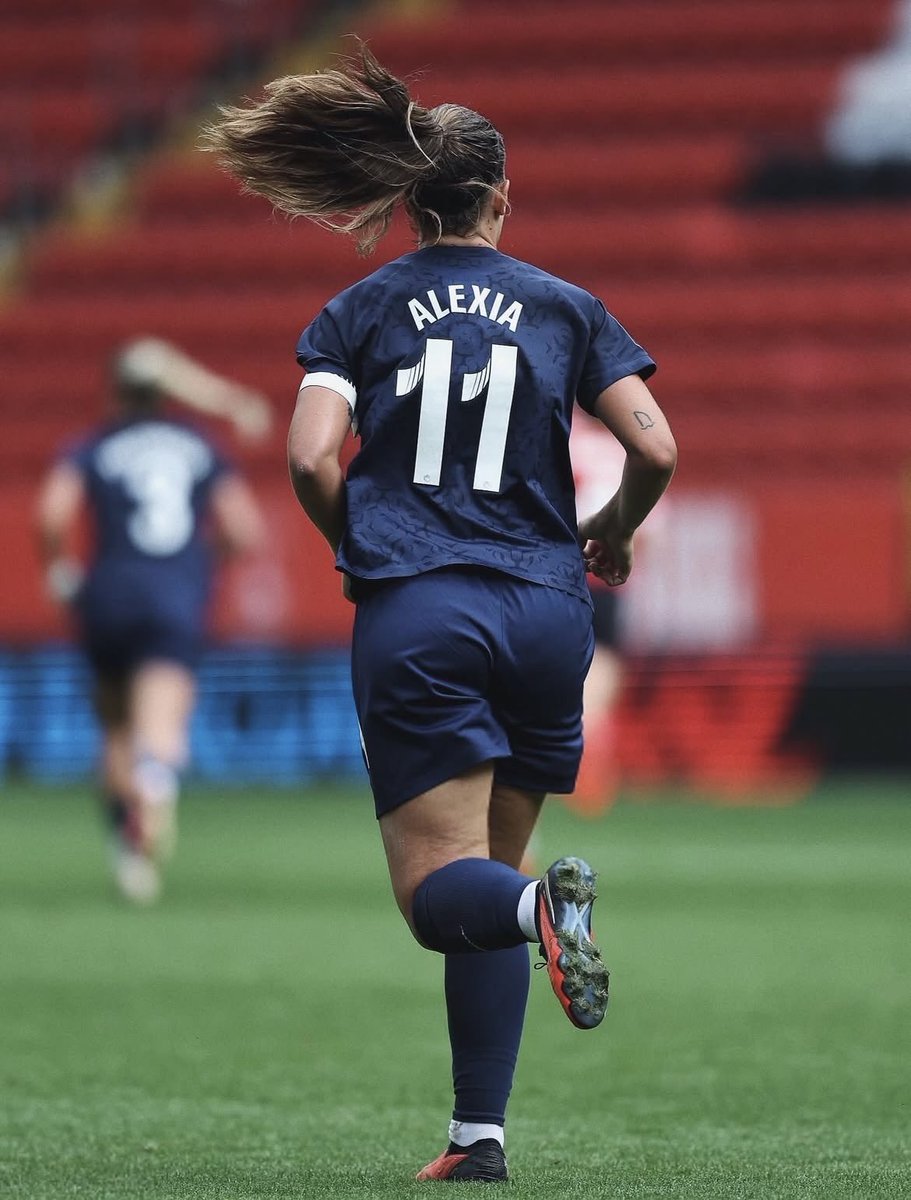 kika7AP11's tweet photo. spoken like a true, humble, down to earth GOAT, who really is playing football bc she loves it and not for money, trophies, fame, u can just tell by how she doesn’t talk about her successes every chance she gets, she still gets awkward when being handed her awards or people ask her about her achievements, this is a true goat personality deserving of another ballon dor, she wants to be treated like every other player, not differently bc she’s la reina, u can see that just in her decision to join lcl who are still quite new to the wsl, they’re still building the team, she didnt require a top winning and rich team to move to, there are egoistic players like that fortunately she’s not like them and also doesn’t use her platform to boast about her trophies but only uses it to make football better for future generations, the BALLON D’OR has Alexia Putellas written on it already 👑