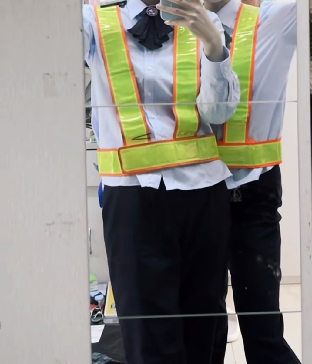 FriasDann's tweet photo. 想看看西宁的牛马们上班跟下班的穿搭 https://t.co/P23yMwBpUB