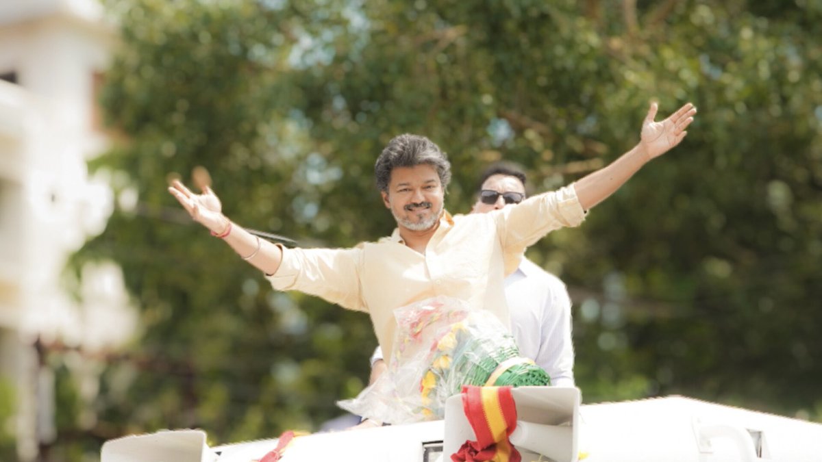 VijayAnban_offl's tweet photo. மாமதுரை மண்ணை ஆளும் அன்னை மீனாட்சி அம்மன் வேடமிட்ட மழலைச் செல்வங்களோடு நேரில் நின்று, நமது மதுரை வடக்கு தொகுதிக்குள் வருகை தந்த மாண்புமிகு தமிழ்நாடு முதலமைச்சர் தலைவர் தளபதி அவர்களை ஆரவாரத்தோடு வரவேற்ற பொழுது! 

தாய்மார்கள், இளைஞர்கள் என ஆர்ப்பரித்துத் திரண்ட பெருந்திரளான மக்கள் கூட்டத்தின் பேராதரவில், மக்களின் அன்பு வெள்ளத்தில் மிதந்து வந்தார் தலைவர் தளபதி. 

ஒட்டுமொத்த மதுரை மாநகரமே குலுங்கும் வண்ணம் மக்கள் அனைவரும் அளப்பரிய மகிழ்ச்சியோடு கொண்டாடித் தீர்த்த வரலாற்றுத் தருணம் இது!

@CMOTamilnadu | @VijayAnbanMLA 
@TVKITWingMaduri | @BussyAnand 
#MLAMaduraiNorth #TVKVijay 
#மதுரை #தமிழகவெற்றிக்கழகம்
