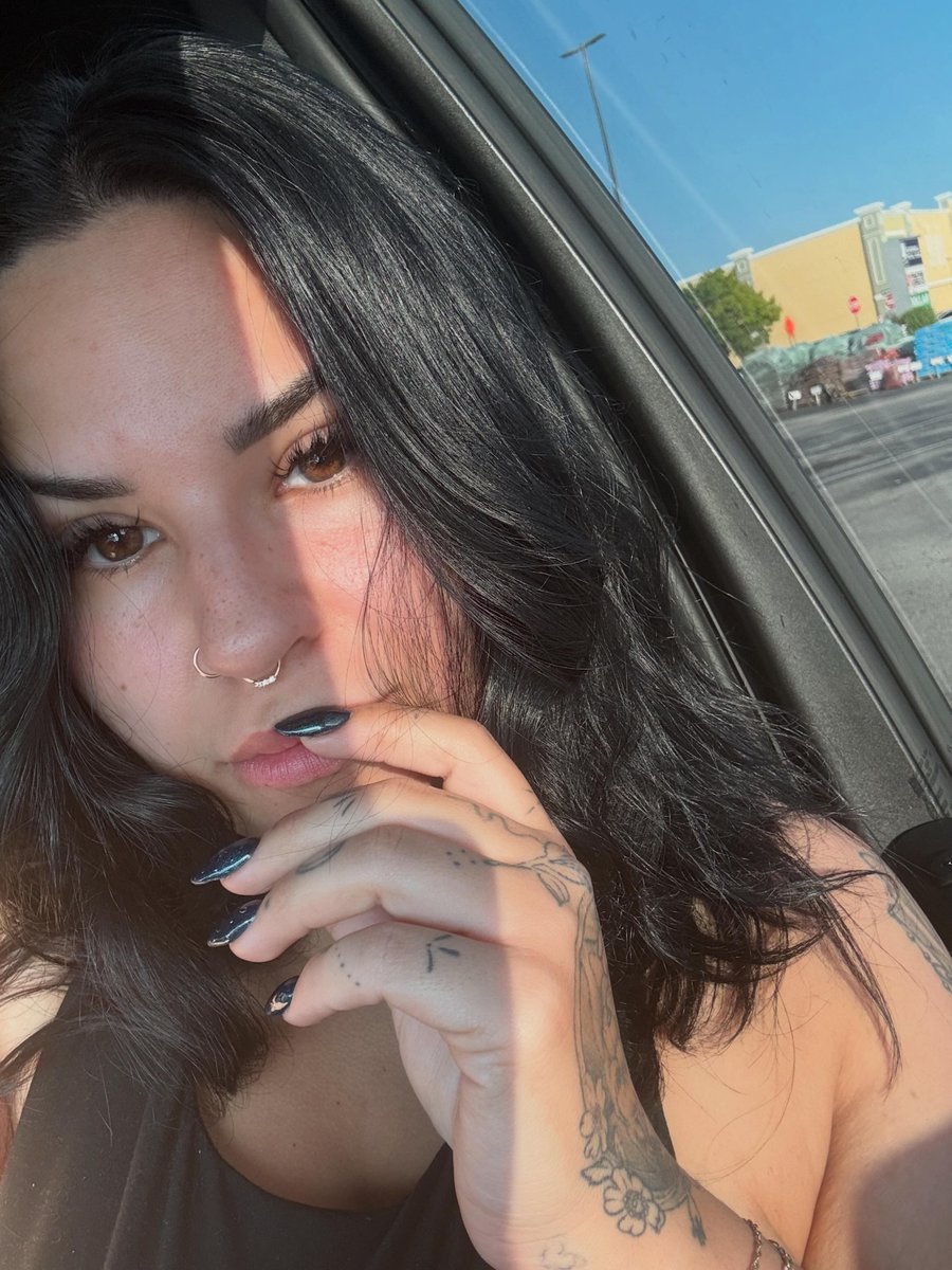 navernxmn's tweet photo. no makeup, no filter, just morning tractor supply runs ✌🏻 https://t.co/Iy7A5BMNov
