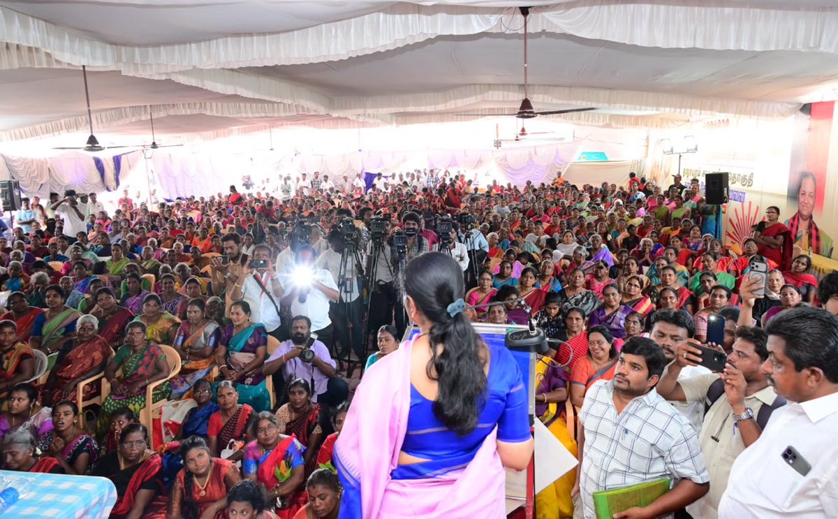 KanimozhiDMK's tweet photo. தாராபுரத்தில் நடைபெறவிருக்கும் இடைத்தேர்தலை முன்னிட்டு, இன்று கழக மகளிர் அணி மற்றும் மகளிர் தொண்டரணியினருடன் நடைபெற்ற ஆலோசனைக் கூட்டத்தில் கலந்துகொண்டு உரையாற்றினேன்.

ஜனநாயகத்தை குழிதோண்டிப் புதைத்து, தாராபுரம் மக்களின் மீது திணிக்கப்பட்டுள்ள இந்த இடைத்தேர்தலில், ஜனநாயகத்தை நிலைநாட்ட கழகம் களமிறங்கியுள்ளது.

தி.மு.கழகத்துடன் இணைந்து, தாராபுரம் மக்கள் தங்கள் ஜனநாயக உரிமையை நிலைநாட்டுவார்கள்!

#VoteForDMK
