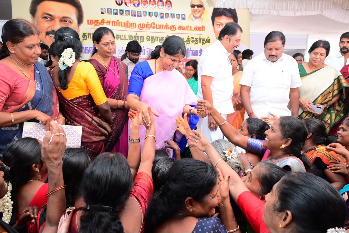 KanimozhiDMK's tweet photo. தாராபுரத்தில் நடைபெறவிருக்கும் இடைத்தேர்தலை முன்னிட்டு, இன்று கழக மகளிர் அணி மற்றும் மகளிர் தொண்டரணியினருடன் நடைபெற்ற ஆலோசனைக் கூட்டத்தில் கலந்துகொண்டு உரையாற்றினேன்.

ஜனநாயகத்தை குழிதோண்டிப் புதைத்து, தாராபுரம் மக்களின் மீது திணிக்கப்பட்டுள்ள இந்த இடைத்தேர்தலில், ஜனநாயகத்தை நிலைநாட்ட கழகம் களமிறங்கியுள்ளது.

தி.மு.கழகத்துடன் இணைந்து, தாராபுரம் மக்கள் தங்கள் ஜனநாயக உரிமையை நிலைநாட்டுவார்கள்!

#VoteForDMK