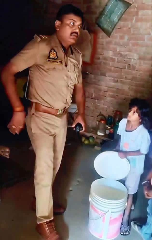 ocjain4's tweet photo. साहब… मारपीट की शिकायत बाद में लिख लेना… पहले मेरे बच्चों के लिए कुछ खाने का इंतजाम करवा दो… तीन दिन से चूल्हा नहीं जला है.....! 💔

ये बात अगर किसी थाने में सुनाई दे और सामने बैठा इंसान सिर्फ कानून की किताब देखता रहे, तो शायद शिकायत लिखकर मामला खत्म हो जाए।

लेकिन प्रतापगढ़ के दरोगा लक्ष्मीकांत सेंगर ने उस दिन सिर्फ शिकायत नहीं सुनी…

उन्होंने एक माँ की मजबूरी सुनी।
एक पिता की गलती के पीछे छिपे परिवार का दर्द देखा।
और सबसे बढ़कर… भूखे बच्चों की आँखें देखीं। 😢

एक महिला अपने शराबी पति की शिकायत लेकर पहुँची थी।

बोली—
“साहब, शराब पीकर रोज मारता है… घर में खाने को कुछ नहीं है… बच्चे भूखे हैं।”

दरोगा जी चाहते तो आदमी को पकड़कर थाने में बैठा देते और अपनी कार्रवाई पूरी समझ लेते।

लेकिन उन्होंने कहा—
“पहले घर चलकर देखते हैं।”

और साहब जब घर पहुँचे…

तो वहाँ कोई कहानी नहीं थी।

सचमुच चूल्हा ठंडा पड़ा था। घर में राशन नहीं था।बच्चों के चेहरे पर भूख साफ दिखाई दे रही थी।

सोचिए…

जिस उम्र में बच्चे माँ से रोटी माँगते हैं, उस उम्र में अगर बच्चा भूख से चुप बैठा हो तो उस घर की हालत क्या होगी?

वर्दी पहने दरोगा ने शायद बहुत अपराध देखे होंगे…लेकिन उस दिन उनके सामने सबसे बड़ा दर्द था—

एक बच्चे की भूख....उन्होंने जेब से कानून की धाराएँ नहीं निकालीं…

उन्होंने इंसानियत निकाल ली ❤️❤️

तुरंत बच्चों के लिए खाने-पीने का सामान और जरूरत के कपड़ों की व्यवस्था कराई....

फिर उस शराबी पिता के पास जाकर उसे समझाया...कोई गाली नहीं…कोई दिखावा नहीं…

बस इतना समझाया—👇👇👇👇

“भाई, शराब के लिए अपने बच्चों का बचपन मत बेचो।
जिस हाथ से बच्चे के सिर पर प्यार होना चाहिए..... उसी हाथ से मारोगे तो कल ये बच्चे तुम्हें कैसे याद करेंगे?”

कहते हैं ना…

कभी-कभी डंडे से नहीं, किसी के प्यार से इंसान टूट जाता है।

वही हुआ।

उस आदमी की आँखों में आँसू आ गए.... चीख चीख कर रोने लगा.....शायद उसे पहली बार महसूस हुआ कि वह सिर्फ शराब नहीं पी रहा था…

वह अपने ही बच्चों का बचपन पी रहा था...अपने घर की खुशियाँ जला रहा था......अपनी पत्नी की आँखों के आँसू बढ़ा रहा था।

उसने गलती मानी और आगे से ऐसा न करने का वादा किया।

अब जरा सोचिए…

अगर उस दिन सिर्फ गिरफ्तारी होती, तो शायद एक आदमी जेल चला जाता।

लेकिन दरोगा लक्ष्मीकांत सेंगर ने कोशिश की कि—

एक आदमी सुधरे,
एक पत्नी का घर बचे,
और बच्चों के चूल्हे में फिर से आग जले। ❤️‍🩹

यही तो असली पुलिसिंग है…

जहाँ कानून भी जिंदा रहे और इंसानियत भी।

दरोगा लक्ष्मीकांत सेंगर साहब… सलाम है आपकी इस इंसानियत को ❤️❤️❤️❤️

काश ऐसी खबरें भी उतनी ही तेजी से फैलें, जितनी तेजी से नकारात्मक खबरें फैलती हैं।

क्योंकि समाज को सिर्फ अपराधियों की कहानियाँ नहीं,
अच्छे इंसानों की कहानियाँ भी सुननी चाहिए।

#HumanityFirst #PoliceHumanity #InspiringStory #PositiveNews #इंसानियत #खाकी_का_मान #मानवता