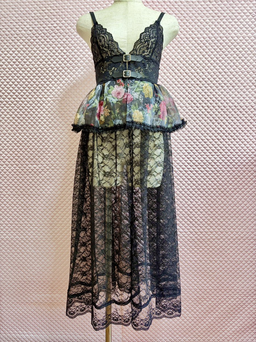bedroom_jun's tweet photo. #ゴスロリマーケット #GLM15
▶︎10/3-4
▶︎委託ブース
▶︎¥4,500〜¥25,00前後

【new arrival】
Victoria Flower レースワンピース

40年間 喪服を着たVictoria女王から着想を得たシリーズ。
哀しみの中でも、愛おしく美しい薔薇色の日々はいつでも胸の中に🥀

🎫前売券
https://t.co/koSfu6NeEM https://t.co/gyTc5lGy74