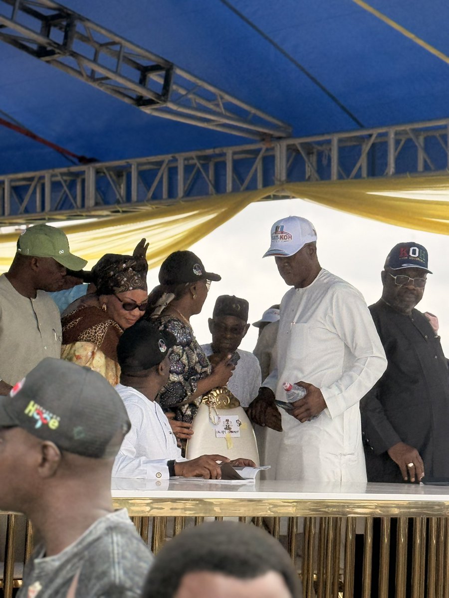 MObanikoro's tweet photo. I joined @drobafemihamzat and other dignitaries at the Gbaja Mega Campaign Rally and Empowerment at the National Stadium, Surulere, Lagos.

Events like this highlight the importance of strong grassroots structures and the collective efforts of people who believe in Lagos. https://t.co/wBRTBcZbif