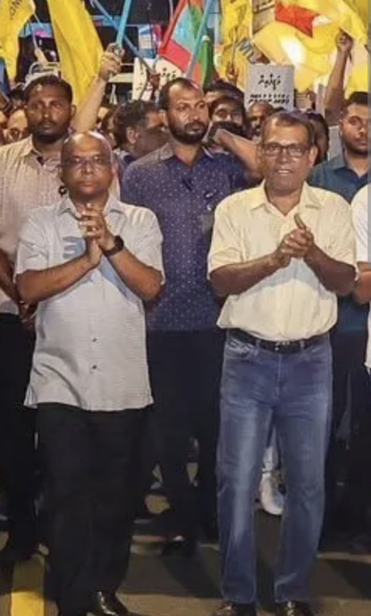 Mohamedfaisalv's tweet photo. އޭރުވެސް މިހާރުވެސް އެމްޑީޕީގެ ވިސްނުމާއި ފިކުރު އޭރުވެސް ވަކާލަތް ކުރެއްވީ ދިވެހި ރަށްޔިތުންނަށް ހައްގުވާ މިންވަރު ހޯދުމަށް މިއަދު ނުކުމެ އެހުރީ ރަށްޔިތުންގެ ޖީބު ތަނަވަސްކޮށް ގެއްލެމުންދާ ހައްގުތައް އަންބުރާ ހޯދުމަށް ..  ވޯޓްދޭންވީ އޮނަރަބަލް އަބްދުﷲޝާހިދު އަށް .@abdulla_shahid @aabaareh 
#FudhuntheriDivehiRaajje