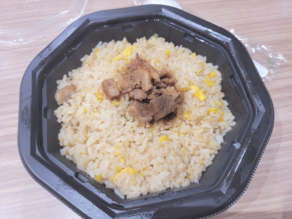kamizyo_a's tweet photo. 体重増やすために本気出します
↓間食のセブンの炒飯(^〜^) https://t.co/AXJelPOGdd
