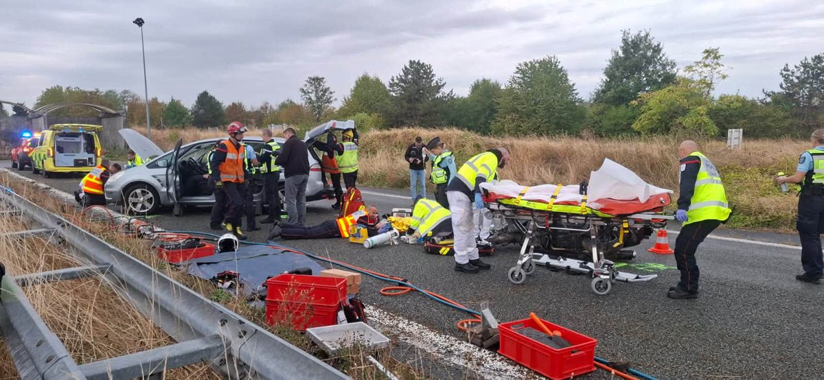 Prefet77's tweet photo. Ce matin, Pierre Ory, Préfet de Seine-et-Marne a assisté à un exercice de sécurité routière avec les gendarmes du peloton motorisé de #nemours. Cet exercice a permis de vérifier la bonne coordination des différents services d'intervention sur lors d'un accident sur autoroute. https://t.co/8esLAhY4T3