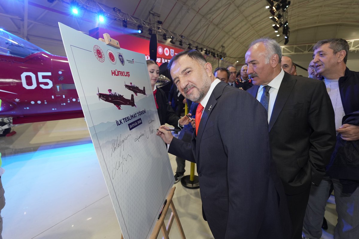 dr_mdemiroglu's tweet photo. Millî imkânlarla geliştirdiğimiz HÜRKUŞ’un Türk Hava Kuvvetlerimizin envanterine girmesinin gururunu yaşıyoruz. 

Pilotlarımızın eğitiminde önemli bir görev üstlenecek HÜRKUŞ ile havacılığımızın eğitim zincirini daha da güçlendiriyoruz.

Ülkemizin gökyüzündeki bağımsızlığı için azimle çalışmaya devam edeceğiz. 🇹🇷🇹🇷🇹🇷