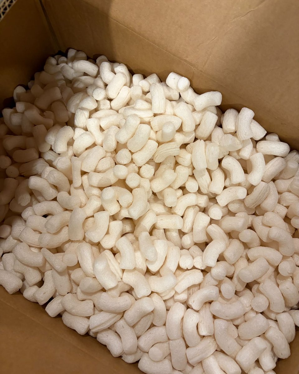 laylarodriguezi's tweet photo. One thing about ordering something big: THE PACKING PEANUTS. 😑📦

This isn’t a little box—it’s HUGE and completely full of packing peanuts. 😭🤣

As someone who now packs and ships orders, I have questions. Mainly: WHO DECIDED THIS WAS NECESSARY? https://t.co/95jiwaLLdp