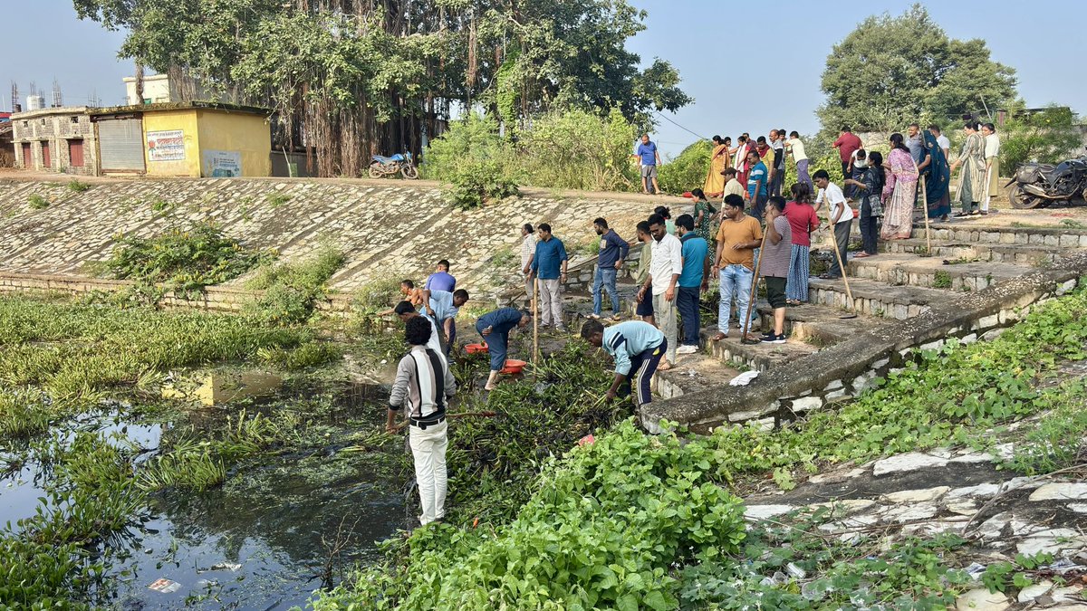 KabirdhamDist's tweet photo. सेवा संकल्प एवं स्वच्छता ही सेवा अभियान के अंतर्गत नगर पालिका परिषद कवर्धा में बावा तालाब सफाई कार्यक्रम आयोजित कर जनप्रतिनिधियों, अधिकारियों, कर्मचारियों एवं नागरिकों ने श्रमदान किया।

#SevaSankalpAbhiyan #SwachhataHiSeva #Shramdaan #SwachhKawardha #Kawardha https://t.co/rZHI1J1iME