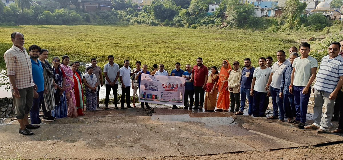 KabirdhamDist's tweet photo. सेवा संकल्प एवं स्वच्छता ही सेवा अभियान के अंतर्गत नगर पालिका परिषद कवर्धा में बावा तालाब सफाई कार्यक्रम आयोजित कर जनप्रतिनिधियों, अधिकारियों, कर्मचारियों एवं नागरिकों ने श्रमदान किया।

#SevaSankalpAbhiyan #SwachhataHiSeva #Shramdaan #SwachhKawardha #Kawardha https://t.co/rZHI1J1iME