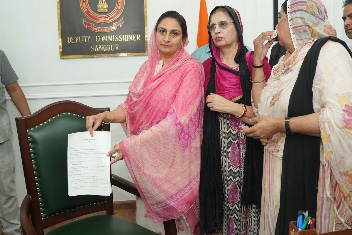 HarsimratBadal_'s tweet photo. 𝗟𝗮𝗸𝗵𝘀 𝗢𝗳 𝗪𝗼𝗺𝗲𝗻. 𝗠𝘂𝗹𝘁𝗶𝗽𝗹𝗲 𝗤𝘂𝗲𝘀𝘁𝗶𝗼𝗻𝘀. 𝗢𝗡𝗘 𝗘𝗠𝗣𝗧𝗬 𝗖𝗛𝗔𝗜𝗥!

Sangrur DC’s empty chair is a true reflection of @AAPPunjab’s unwillingness to face the women of Punjab. We had given prior notice that the Mawan Dhiyan Insaaf Yatra would submit a memorandum seeking accountability on critical issues affecting women. Yet, the DC was unavailable when we arrived. Perhaps, she was forced to ‘take the day off’ by higher ups! 

This is exactly how Guru Dokhi @BhagwantMann has chickened out and gone into hiding ever since we started demanding answers from him on drugs, police brutality, free escape to rapists, women safety and the Rs 60,000 he had promised. 

But no matter the empty chairs, we refuse to be turned away or be silenced! We will continue protesting till we are given justice!

#MawanDhiyanInsaafYatra