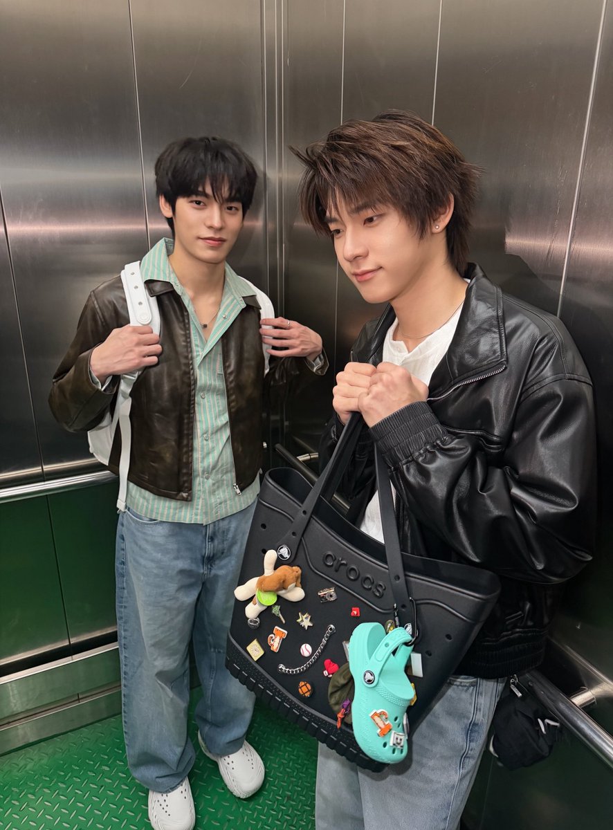 nakanisnakan's tweet photo. ลุคไปรับบ้อกแบ๋มาจากโรงเรียน 🎒

#CrocsthxTeeTeePor
#crocsth https://t.co/v5ieUL7WH4