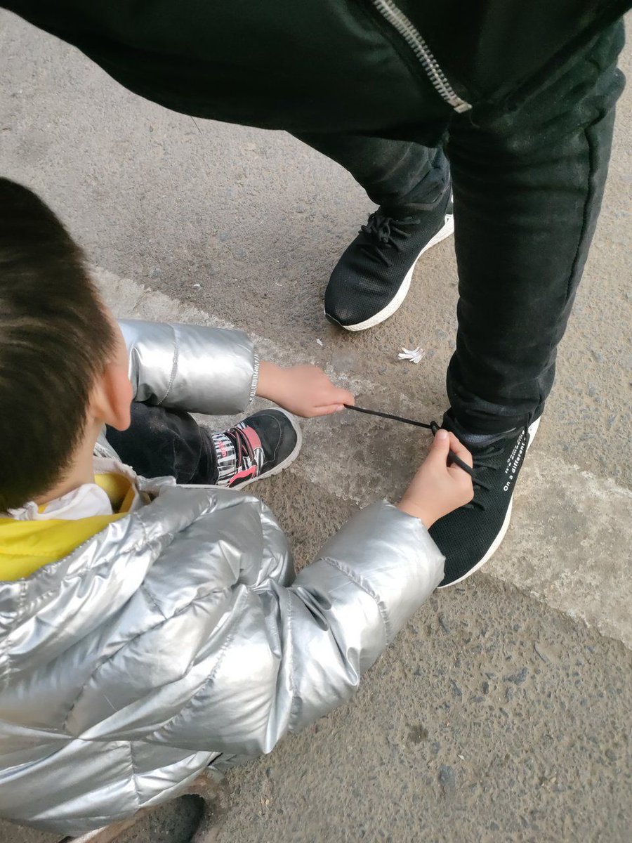 maria_yxo392's tweet photo. A stranger noticed my broken shoelace and stopped to help tie a neat one—small act, big warmth that made my whole day. https://t.co/cS2WCEEyYe