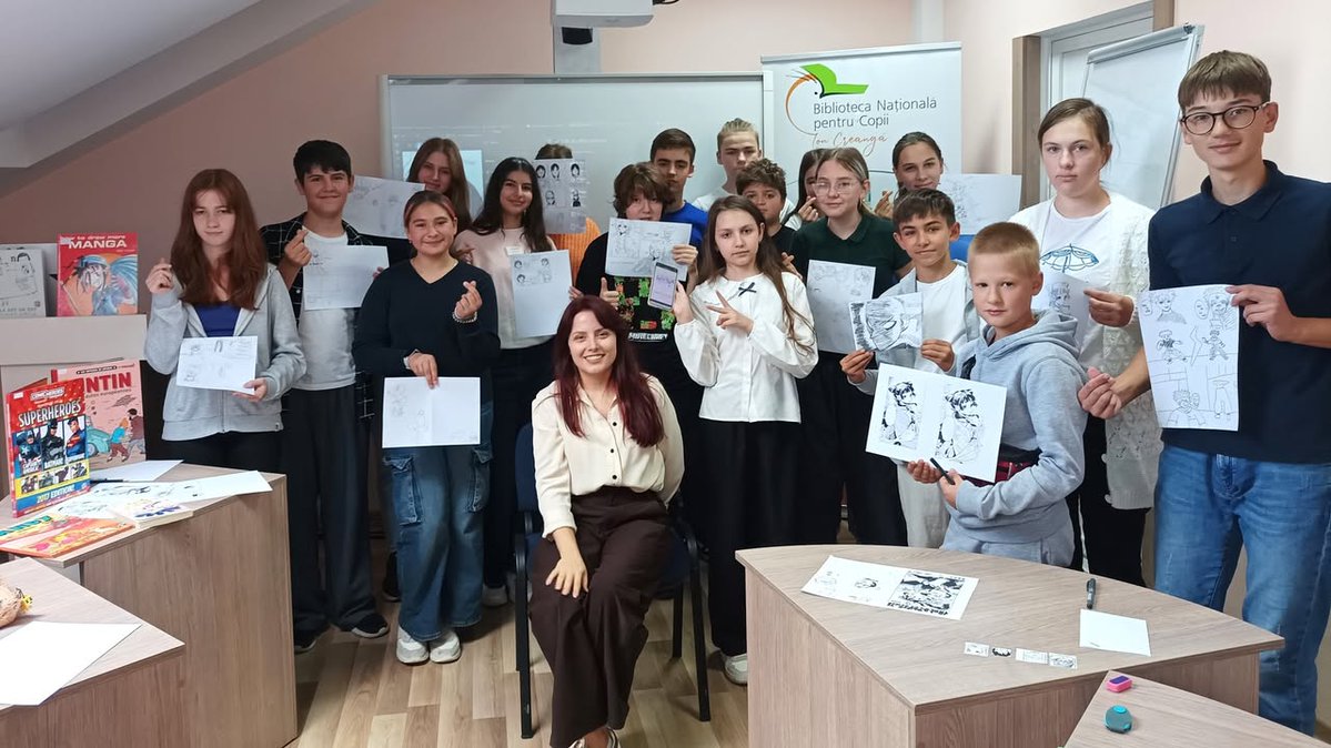 BibCreanga's tweet photo. „𝑬𝙢𝒐𝙩̦𝒊𝙞𝒍𝙚 𝙞̂𝒏 𝒔𝙩𝒊𝙡 𝙢𝒂𝙣𝒈𝙖”
Duminică, biblioteca a devenit un punct de întâlnire pentru fanii manga și anime, care au venit la atelierul susținut de Ana-Maria Uncuță, artistă 2D, formatoare de desen manga și fondatoarea Manga Studio. https://t.co/KxzX1uXOQ2