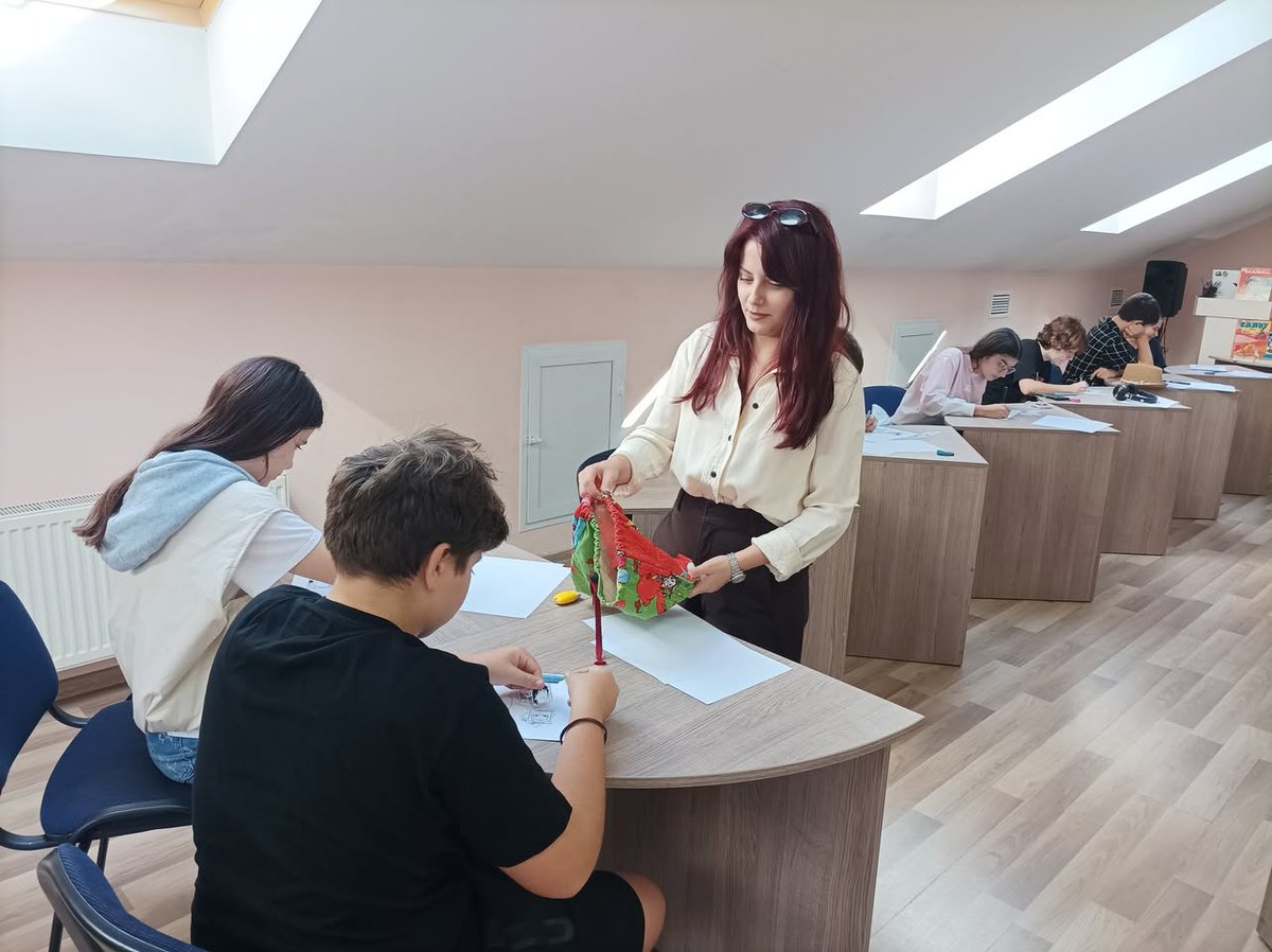 BibCreanga's tweet photo. „𝑬𝙢𝒐𝙩̦𝒊𝙞𝒍𝙚 𝙞̂𝒏 𝒔𝙩𝒊𝙡 𝙢𝒂𝙣𝒈𝙖”
Duminică, biblioteca a devenit un punct de întâlnire pentru fanii manga și anime, care au venit la atelierul susținut de Ana-Maria Uncuță, artistă 2D, formatoare de desen manga și fondatoarea Manga Studio. https://t.co/KxzX1uXOQ2