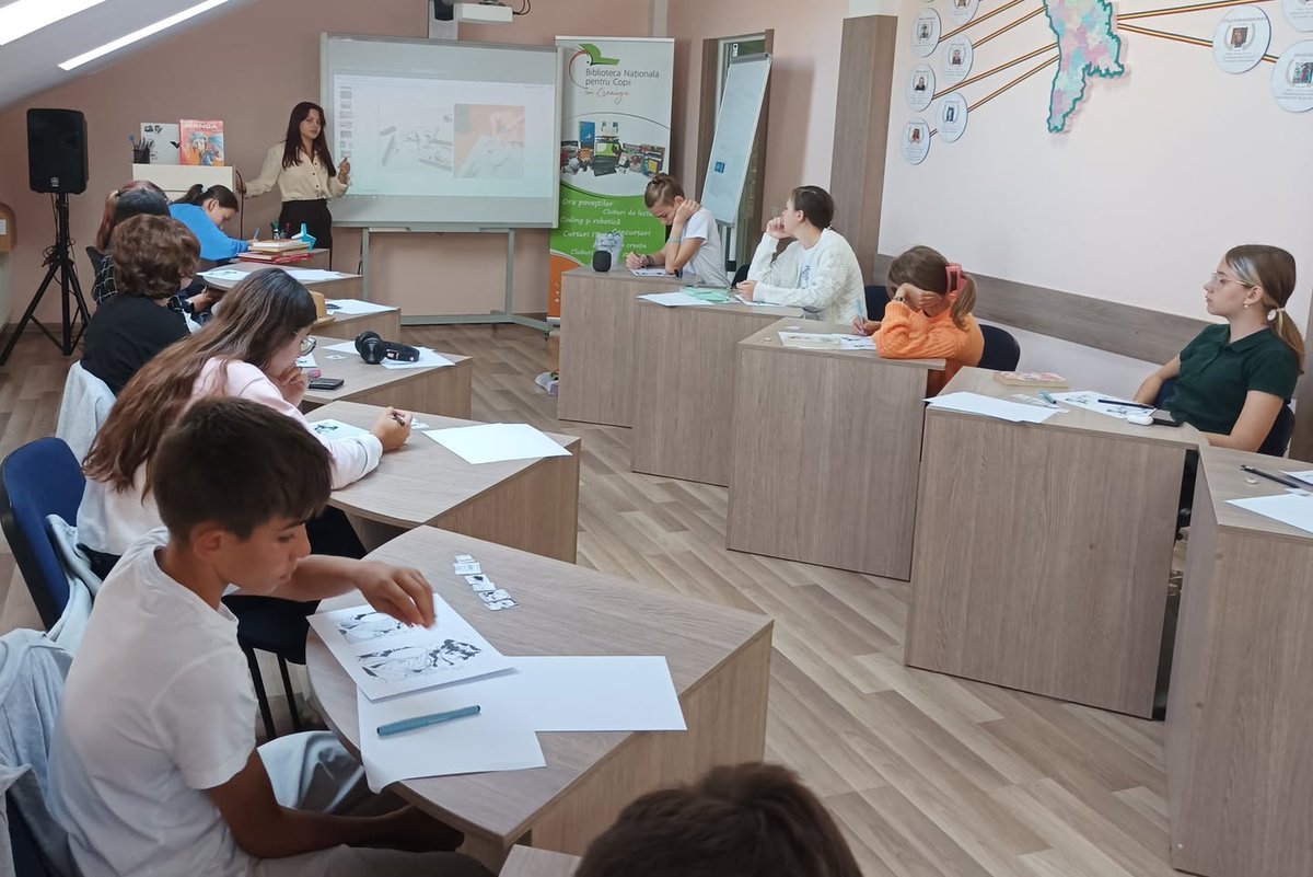 BibCreanga's tweet photo. „𝑬𝙢𝒐𝙩̦𝒊𝙞𝒍𝙚 𝙞̂𝒏 𝒔𝙩𝒊𝙡 𝙢𝒂𝙣𝒈𝙖”
Duminică, biblioteca a devenit un punct de întâlnire pentru fanii manga și anime, care au venit la atelierul susținut de Ana-Maria Uncuță, artistă 2D, formatoare de desen manga și fondatoarea Manga Studio. https://t.co/KxzX1uXOQ2