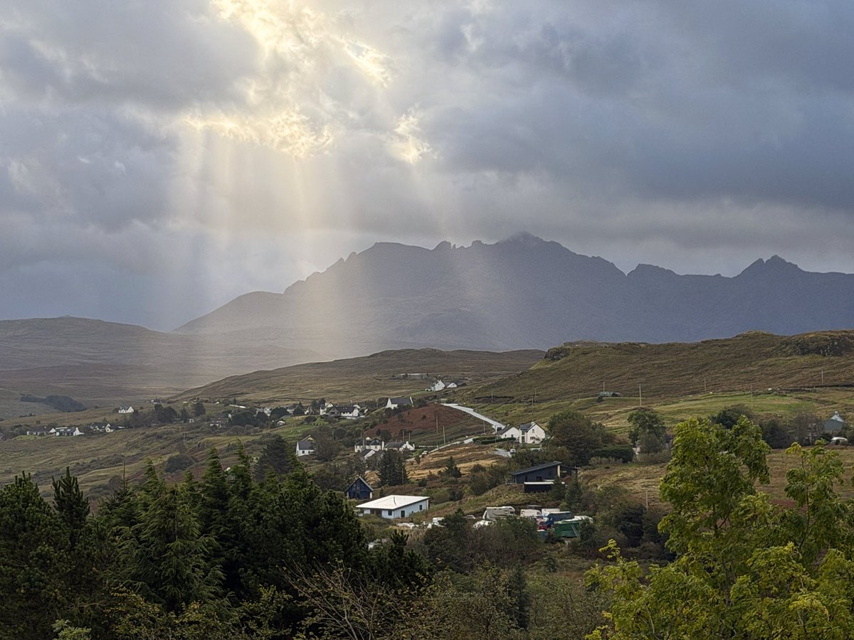 LifeAfloat's tweet photo. Driving to the post office in Carbost this morning and this was the view! https://t.co/BW5ddpvizk