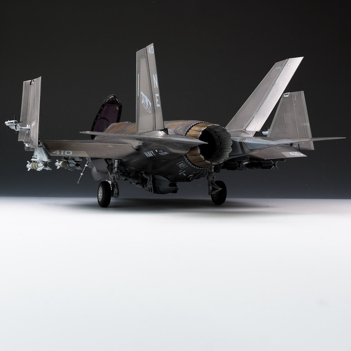 EeheHyhlFaZ4Apr's tweet photo. ライトニングⅡ
タミヤ1/48
クレオスとモデルアートがコラボした特別色で塗装しています。
ステルス塗装の色は、写真によって全然違う色に見える😅 https://t.co/TQN6RO0uC2