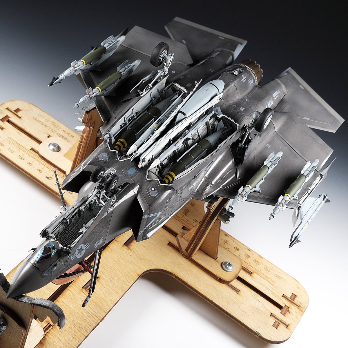 EeheHyhlFaZ4Apr's tweet photo. ライトニングⅡ
タミヤ1/48
クレオスとモデルアートがコラボした特別色で塗装しています。
ステルス塗装の色は、写真によって全然違う色に見える😅 https://t.co/TQN6RO0uC2