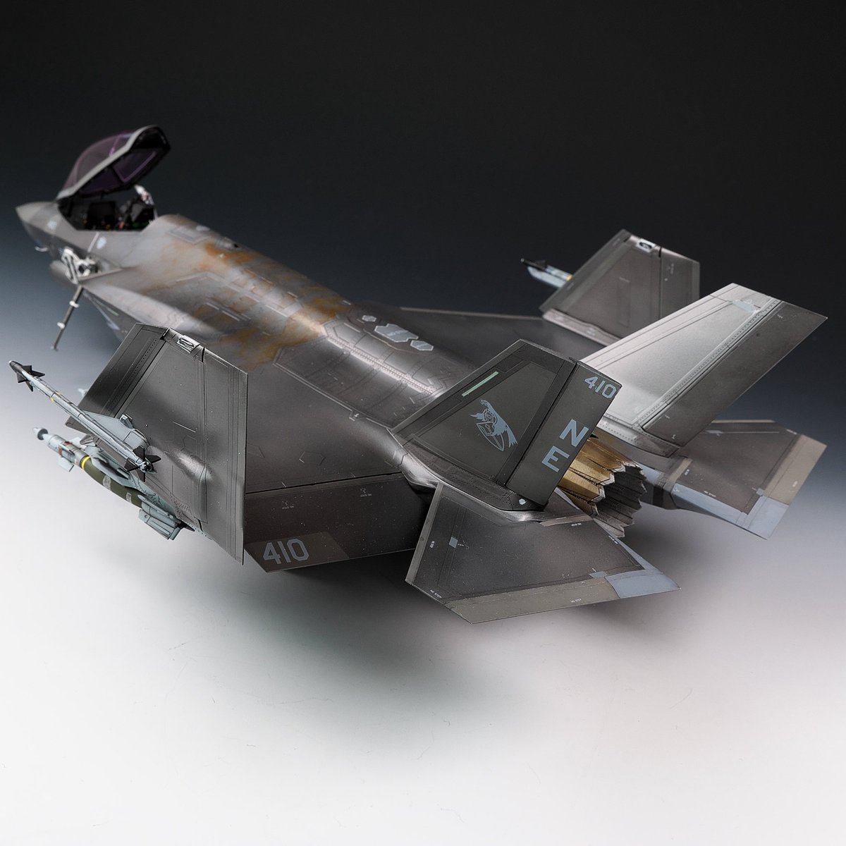 EeheHyhlFaZ4Apr's tweet photo. ライトニングⅡ
タミヤ1/48
クレオスとモデルアートがコラボした特別色で塗装しています。
ステルス塗装の色は、写真によって全然違う色に見える😅 https://t.co/TQN6RO0uC2