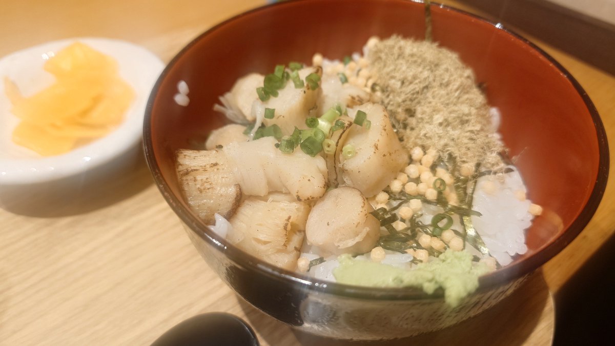 DADAsun034's tweet photo. 一生帰れないだださんのオタク北海道旅きっと最後の晩餐は昨日食べれなかった搭乗エリアの帆立茶漬けです https://t.co/ZJ2PXOr9gT