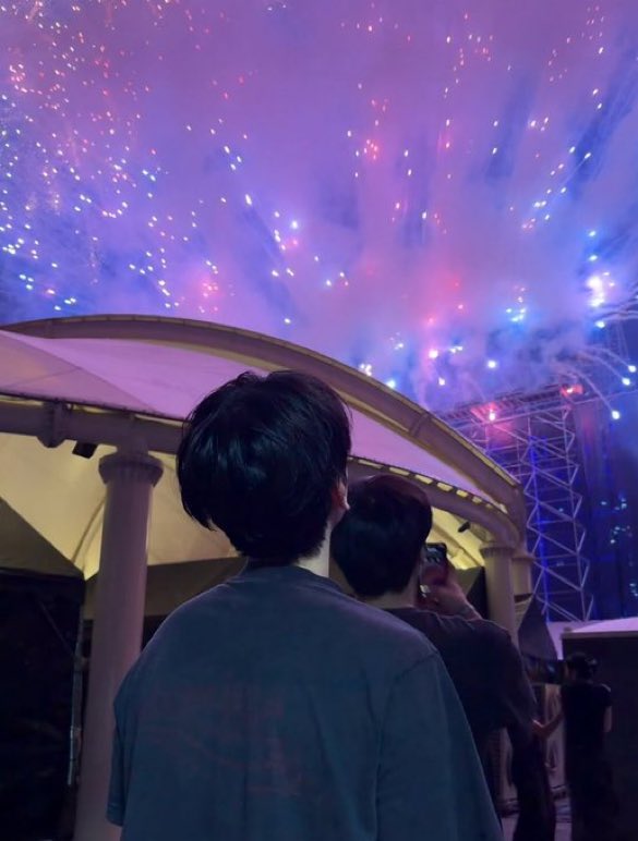 llloooyeebabe's tweet photo. now playing “kangaetemitara” 🎆🎇 https://t.co/L9dQVgtVqs