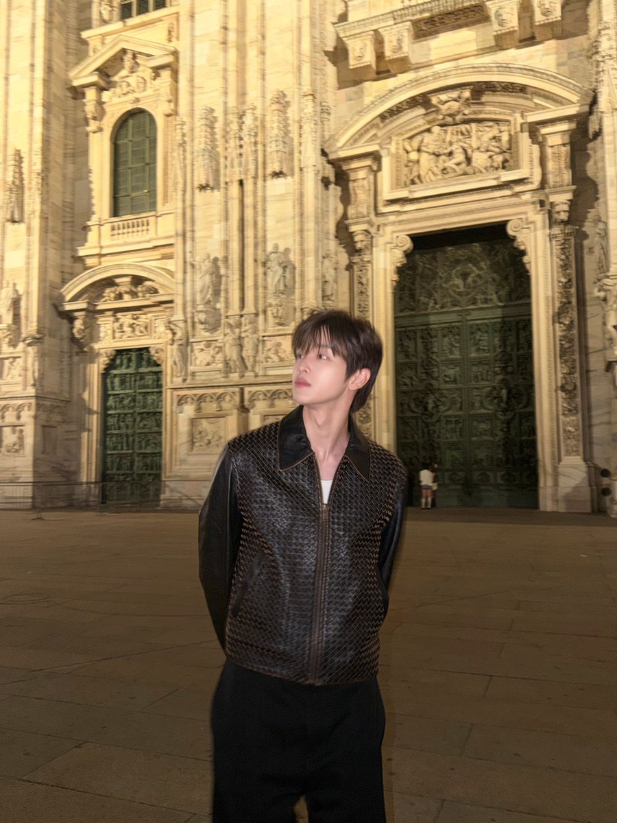 mepuppieyou's tweet photo. ซองชานส่งรูปที่มิลานมาให้เต็มเลย มีแต่รูปหล่อๆ y-y https://t.co/BgypLhiVEs