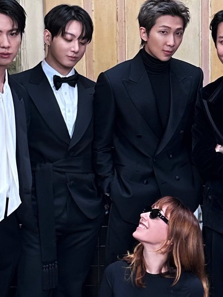 StanningJK's tweet photo. Jungkook impact, so real
Love him to work with Tanu again for his next MV 🔥 https://t.co/WB1PK4BvE9