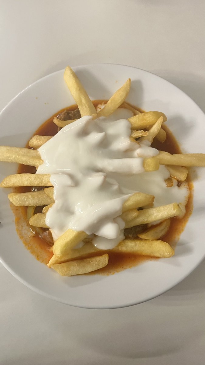 zaniskonuz's tweet photo. 350kcal yazmislar ama dehset suluydu suyunu icmedim 3 kofte var altinda onu yedim patatesleri de yedim https://t.co/d2qnjmKmHv