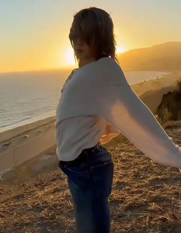 Taevimyloml's tweet photo. Sexyy and Pretty jimin, his body is insanee. Love this fit and his long hairs I'm actually going crazyy>>😭 https://t.co/moswtIFYdr