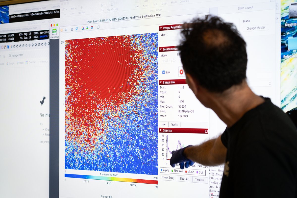 ift_uam_csic's tweet photo. 🔬 El IFT participó en la #NocheEuropeaInvestigadores con “A la caza de las partículas”, acercando la física de partículas al público con el detector Timepix. ⚛️
¡Gracias por acompañarnos! 🚀
#IFT #CSIC #Ciencia https://t.co/f7RtwXppQq
