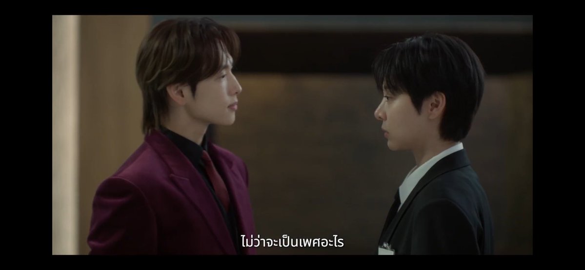 patchyyxx's tweet photo. #LoveInDisguise ไม่ใช่พล็อตปลอมตัวง่อยๆ ที่ต้องมาเถียงกันเรื่องเนียนไม่เนียน ปลอมจนหล่อกว่าพระเอก แล้วพระเอกชายแท้ดูไม่ออกอะไรแบบนั้นเลย บทของเรื่องนี้ทันสมัยมากด้วยซ้ำ ยุนอีจุนเปิดรับสมัครเลขาคนใหม่เพราะเลขาเดิม 1 คนถูกฆตก.(ญ) และอีก 1 คน(ช) ลาออก มันก็เลยจำเป็นต้องหาใหม่ ตอนแรกแก๊งค์ตำรวจส่งใบสมัครแจฮีไปแบบปลอมตัวเป็นหญิง แต่โดนปัดทิ้งไม่ใช่เพราะเป็นผู้หญิงนะ แต่คุณสมบัติในโปรไฟล์ปลอมนั้นอีจุนไม่อยากได้ แต่สำนักงานใหญ่ดันเข้าใจผิดว่าคุณหนูอยากได้เลขาชาย เลยประกาศระบุไปว่ารับเฉพาะเพศชาย ก็เลยมีแต่พวกผู้ชายแห่กันมาสมัคร แจฮีก็เลยถอดวิกมาแบบใช้โปรไฟล์จริง แต่ปลอมแค่เพศ แล้วอีจุนก็เลยรับเพราะชอบอดีตหน่วยรบพิเศษ ยูโด ฮับกีโด เทควอนโดอะไรพวกนี้แหละ พี่คิดว่าเพศไม่เกี่ยว ใส่เดี่ยวให้พี่ได้ก็พอค่ะ 🌚🌝