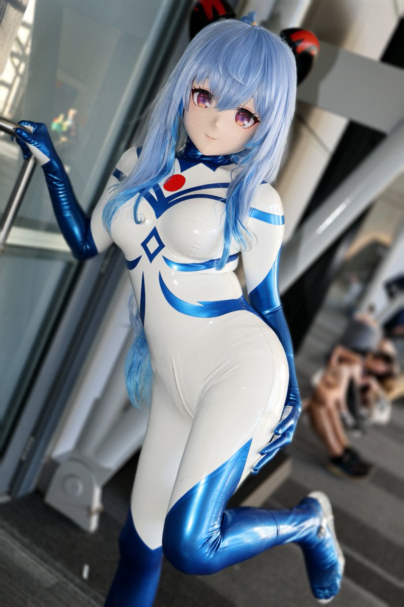 kigmiyu1's tweet photo. Ganyu looks so good in her full latex combat suit. 💙🔥 
👗 @liyaroom 
📸 @FuseichiYume https://t.co/2b5DK5JyOK