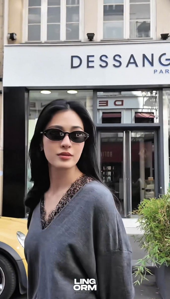 Captainmeow00k's tweet photo. ไม่ลืมที่จะเท่ห์นะคะพี่ขา🫠
— Lingling Kwong is the perfect fusion of beauty and cool.😎
LINGORM FLY TO DIOR PFW
#LingOrmDiorAirportLook 
#LinglingKwong 
#DiorSummer27 https://t.co/eOejFpJNDg