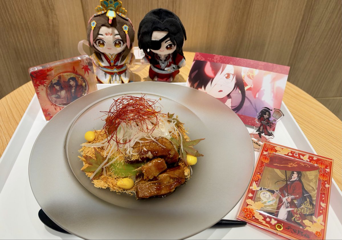 kosariwasu's tweet photo. コラボカフェでは展示のこのシーンを再現した「紅葉香る角煮と温玉の丼」をいただきました🍁とても美味でした✨
特典は紅紅児が来てくれたのでとても嬉しかったです☺️
#天官賜福展東京 https://t.co/EW4uhv0NvV