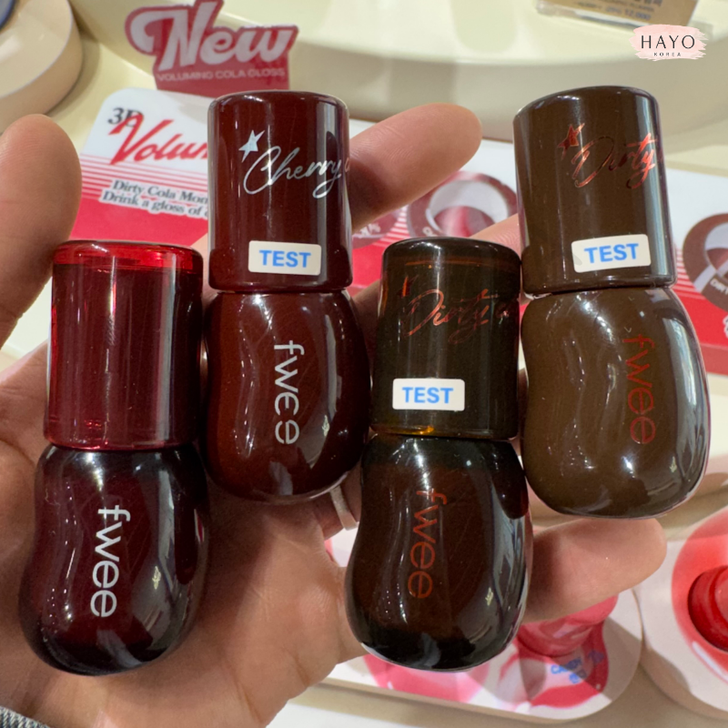 HAYOKOREA's tweet photo. 今日は韓国コスメをひとつご紹介💄

今回ご紹介するのは、
Fwee 3Dボリューミンググロス コーラエディションです。

ツヤ感たっぷりのグロッシーな仕上がりで、
今っぽい韓国リップらしい雰囲気のアイテム。

見た目もかわいくて、
メイクのポイントにもぴったりです✨

#韓国リップ #HAYOKOREA https://t.co/Qc6GeKkqHt