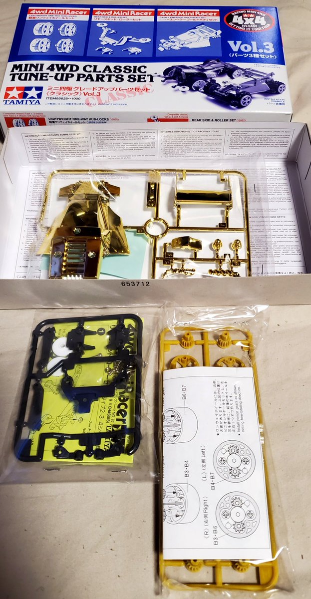 tack04560419's tweet photo. ミニ四駆、クラシックチューンナップ
パーツセットVol.3を手に入れた‼️
 type3シャーシにリアバンパー
付けれるのは超貴重‼️
ワンウェイホイールも
堪らく嬉しい‼️
金ピカボディーは···
勿体なくて作れねぇ💦
やっぱ初代エンペラーは
スリックじゃなくスパイクタイヤで
仕上げたいよなぁ～‼️
#ミニ四駆 https://t.co/HS55Tntma0