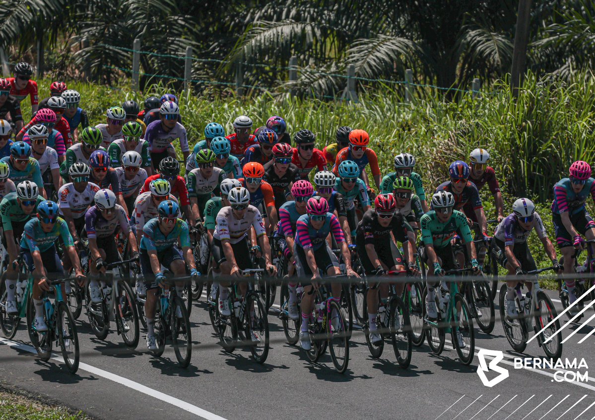 bernamadotcom's tweet photo. #Taiping #Yan Aksi peloton pada peringkat kedua perlumbaan Le Tour de Langkawi (LTdL) Malaysia 2026 dari Dataran Warisan Taiping ke Gunung Jerai, Kedah hari ini.
Peringkat sejauh 145.6 kilometer itu berakhir dengan pendakian ke puncak Gunung Jerai.
📸fotoBERNAMA
#BernamaNews https://t.co/IHAESVgFHW